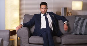 Homem de negócios mexicano que senta-se em casa imagens de stock royalty free Homem de negócios mexicano que senta-se em casa imagens de stock royalty free