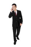 Homem de negócios na chamada, olhando acima e andando fotos de stock royalty free Homem de negócios na chamada, olhando acima e andando fotos de stock royalty free