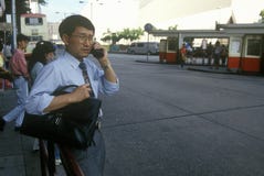 Homem de negócios no celular em Hong Kong Fotografia de Stock Homem de negócios no celular em Hong Kong Fotografia de Stock
