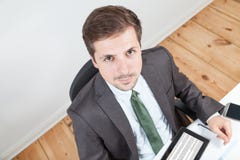 Homem de negócios no escritório imagem de stock Homem de negócios no escritório imagem de stock