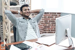 Homem de negócios novo indiano Work no computador na tabela imagem de stock Homem de negócios novo indiano Work no computador na tabela imagem de stock