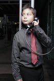 Homem de negócios novo no telefone de pagamento imagem de stock royalty free Homem de negócios novo no telefone de pagamento imagem de stock royalty free