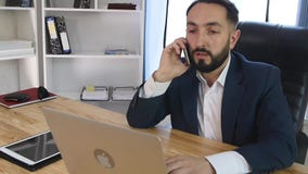 Homem de negócios novo no telefone no escritório vídeos de arquivo Homem de negócios novo no telefone no escritório vídeos de arquivo