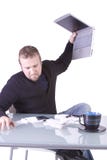 Homem de negócios ocasional novo frustrante que trabalha em seu imagens de stock Homem de negócios ocasional novo frustrante que trabalha em seu imagens de stock