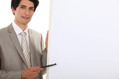 Homem de negócios que aponta à carta de aleta imagem de stock Homem de negócios que aponta à carta de aleta imagem de stock