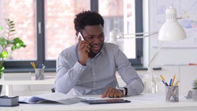 Homem de negócios que chama o smartphone no escritório filme Homem de negócios que chama o smartphone no escritório filme