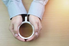 Homem de negócios que guarda uma caneca de café branco imagens de stock Homem de negócios que guarda uma caneca de café branco imagens de stock