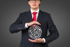 Homem de negócios que guarda ícones sociais dos meios fotografia de stock royalty free Homem de negócios que guarda ícones sociais dos meios fotografia de stock royalty free