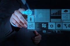 Homem de negócios que trabalha com o computador moderno novo que empurra o netw social fotografia de stock Homem de negócios que trabalha com o computador moderno novo que empurra o netw social fotografia de stock