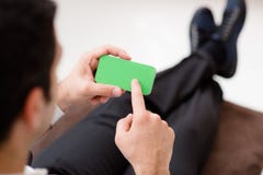 Homem de negócios que usa o smartphone com tela verde imagem de stock Homem de negócios que usa o smartphone com tela verde imagem de stock