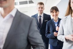 Homem de negócios seguro And Businesswoman Smiling quando Wi de passeio imagens de stock royalty free Homem de negócios seguro And Businesswoman Smiling quando Wi de passeio imagens de stock royalty free