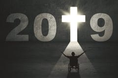 Homem deficiente com símbolo e número transversais 2019 imagens de stock royalty free Homem deficiente com símbolo e número transversais 2019 imagens de stock royalty free