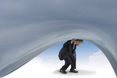 Homem deprimido que tenta guardar fora o céu tormentoso da depressão que envolve o fotografia de stock royalty free Homem deprimido que tenta guardar fora o céu tormentoso da depressão que envolve o fotografia de stock royalty free