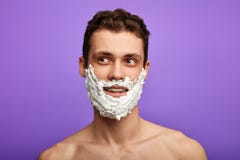Homem descamisado romântico com rapagem da espuma imagens de stock Homem descamisado romântico com rapagem da espuma imagens de stock