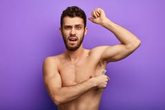 Homem despido muscular considerável que encera sua axila imagens de stock Homem despido muscular considerável que encera sua axila imagens de stock