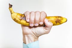 Homem disponivel da banana madura no fundo branco fotos de stock Homem disponivel da banana madura no fundo branco fotos de stock