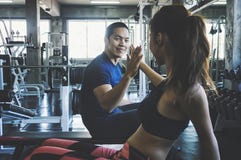 Homem e mulher da aptidão que dão-se uns cinco altos após a sessão de formação no gym Pares aptos cinco altos após o exercício foto de stock royalty free Homem e mulher da aptidão que dão-se uns cinco altos após a sessão de formação no gym Pares aptos cinco altos após o exercício foto de stock royalty free