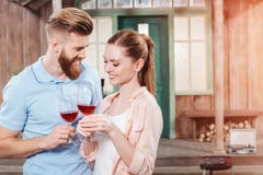 Homem e mulher que abraçam e que guardam o vinho em uns copos de vinho Fotos de Stock Homem e mulher que abraçam e que guardam o vinho em uns copos de vinho Fotos de Stock