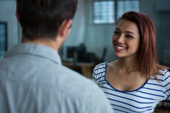 Homem e mulher que interagem-se fotos de stock Homem e mulher que interagem-se fotos de stock