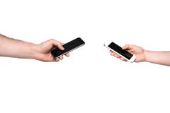 Homem e mulher que usa smartphones imagens de stock Homem e mulher que usa smartphones imagens de stock