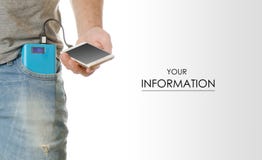 Homem em um smartphone do telefone celular do bolso e em um teste padrão do banco do poder fotos de stock Homem em um smartphone do telefone celular do bolso e em um teste padrão do banco do poder fotos de stock