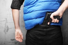Homem europeu adulto com pistola preta Armas levando com voc? Sensa??o de seguran?a imagens de stock royalty free Homem europeu adulto com pistola preta Armas levando com voc? Sensa??o de seguran?a imagens de stock royalty free