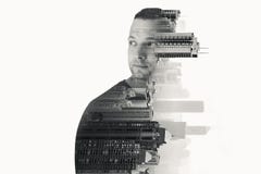 Homem europeu novo e arquitetura da cidade moderna imagem de stock Homem europeu novo e arquitetura da cidade moderna imagem de stock