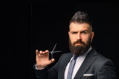 Homem farpado, moderno farpado Barba à moda do homem Tesouras do barbeiro Barbeiro do vintage, barbeando Tesouras à disposição imagens de stock royalty free Homem farpado, moderno farpado Barba à moda do homem Tesouras do barbeiro Barbeiro do vintage, barbeando Tesouras à disposição imagens de stock royalty free