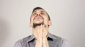 Homem farpado novo que reza, pedindo o deus a ajuda vídeos de arquivo Homem farpado novo que reza, pedindo o deus a ajuda vídeos de arquivo