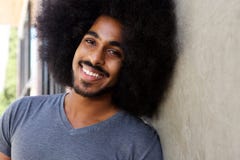 Homem feliz com barba e inclinação afro na parede foto de stock Homem feliz com barba e inclinação afro na parede foto de stock