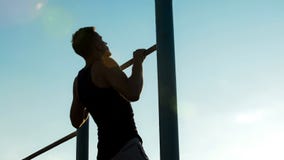 Homem forte que executa exercícios nas barras desiguais, no esporte e no estilo de vida saudável fotos de stock Homem forte que executa exercícios nas barras desiguais, no esporte e no estilo de vida saudável fotos de stock