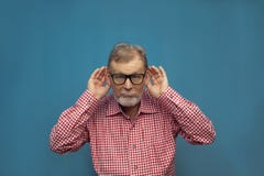 Homem idoso engraçado considerável que veste o estilo ocasional esperto e os monóculos imagem de stock Homem idoso engraçado considerável que veste o estilo ocasional esperto e os monóculos imagem de stock
