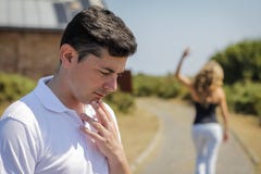 Homem infeliz e mulher irritada que saem após a discussão fotografia de stock Homem infeliz e mulher irritada que saem após a discussão fotografia de stock