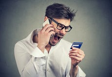 Homem irritado gritando que resolve problemas com cartão de crédito foto de stock Homem irritado gritando que resolve problemas com cartão de crédito foto de stock