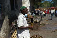 Homem local que espera atrás do mercado de peixes na cidade de pedra, Zanzibar imagens de stock Homem local que espera atrás do mercado de peixes na cidade de pedra, Zanzibar imagens de stock