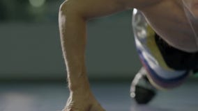 Homem muscular novo que faz o exercício do núcleo na esteira da aptidão no gym Imprensa-UPS fazendo fêmea apto durante o treiname vídeos de arquivo Homem muscular novo que faz o exercício do núcleo na esteira da aptidão no gym Imprensa-UPS fazendo fêmea apto durante o treiname vídeos de arquivo