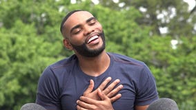 Homem negro loving apreciativo video estoque Homem negro loving apreciativo video estoque