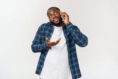 Homem negro novo que sorri e que fala no telefone celular imagem de stock Homem negro novo que sorri e que fala no telefone celular imagem de stock