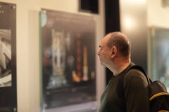Homem no museu imagens de stock Homem no museu imagens de stock