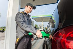 Homem no trabalho em um posto de gasolina Imagem de Stock Royalty Free Homem no trabalho em um posto de gasolina Imagem de Stock Royalty Free