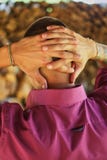 homem novo da parte traseira, suportes com os braços dobrados atrás de sua cabeça, mãos no castelo, olhares no fundo alaranjado d imagens de stock homem novo da parte traseira, suportes com os braços dobrados atrás de sua cabeça, mãos no castelo, olhares no fundo alaranjado d imagens de stock