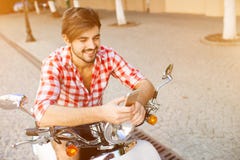 Homem novo de sorriso que texting no telefone celular fotos de stock Homem novo de sorriso que texting no telefone celular fotos de stock
