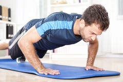 Homem novo do ajuste determinado que faz o exercício do entabuamento fotos de stock Homem novo do ajuste determinado que faz o exercício do entabuamento fotos de stock