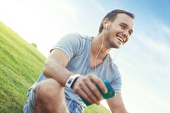 Homem novo e considerável com smartphone móvel imagens de stock Homem novo e considerável com smartphone móvel imagens de stock