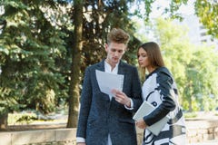 Homem novo e menina que olham fora originais fotos de stock Homem novo e menina que olham fora originais fotos de stock
