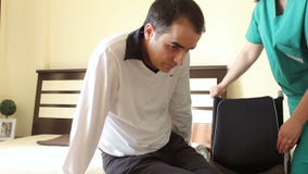 Homem novo na cadeira de rodas que transfere na cama filme Homem novo na cadeira de rodas que transfere na cama filme