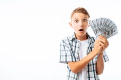 Homem novo que guarda muitas cem notas de dólar, indivíduo adolescente chocado por muito dinheiro, no estúdio no fundo branco imagens de stock Homem novo que guarda muitas cem notas de dólar, indivíduo adolescente chocado por muito dinheiro, no estúdio no fundo branco imagens de stock
