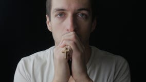 Homem novo que praying ao deus Conceito da fé e da religião filme Homem novo que praying ao deus Conceito da fé e da religião filme