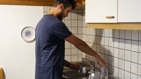 Homem novo que prepara o café da manhã para si mesmo vídeos de arquivo Homem novo que prepara o café da manhã para si mesmo vídeos de arquivo