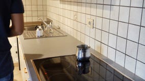 Homem novo que prepara o café da manhã para si mesmo vídeos de arquivo Homem novo que prepara o café da manhã para si mesmo vídeos de arquivo